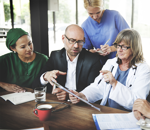 Discussion entre 4 personnes prenant des notes sur un tableau