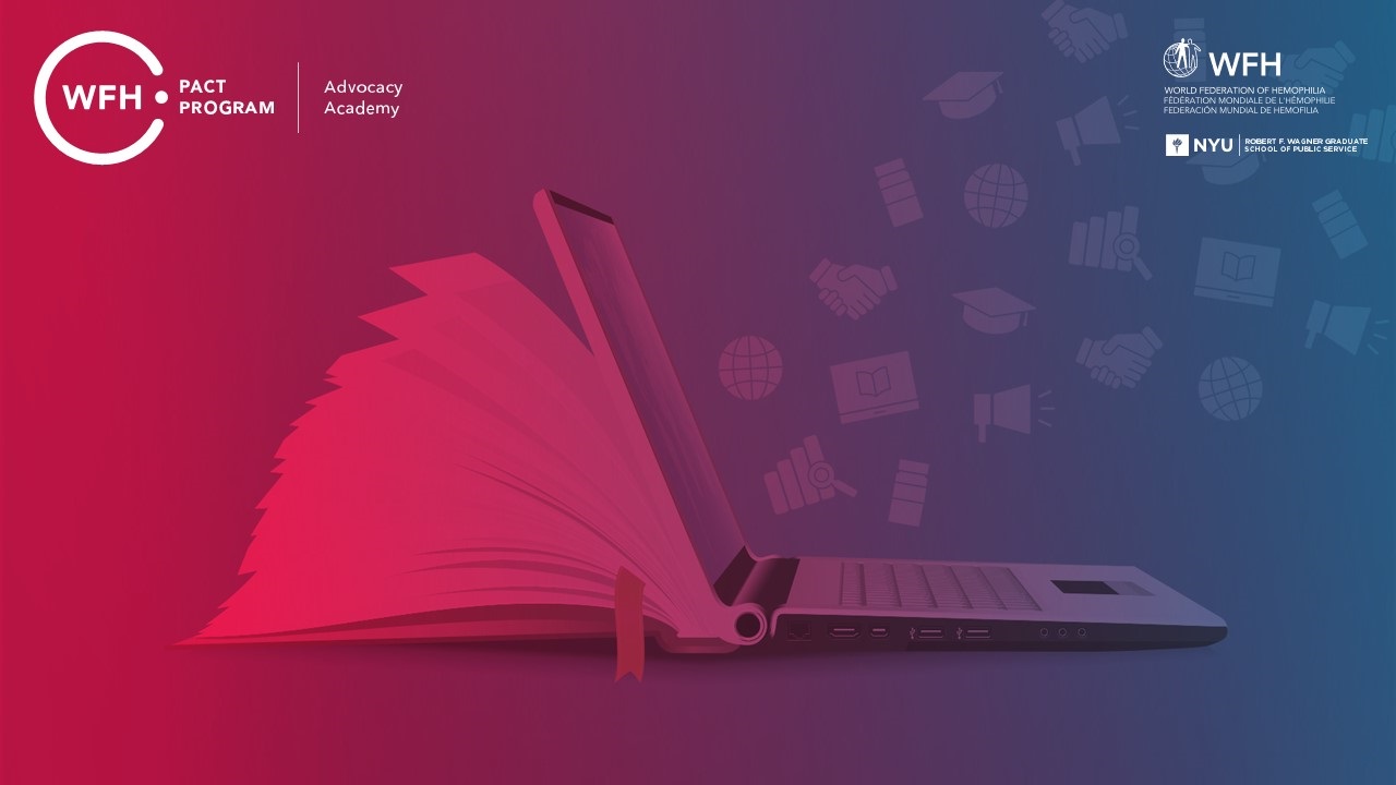 Les pages d'un carnet ouvert rejoignent l'arrière d'un ordinateur portable